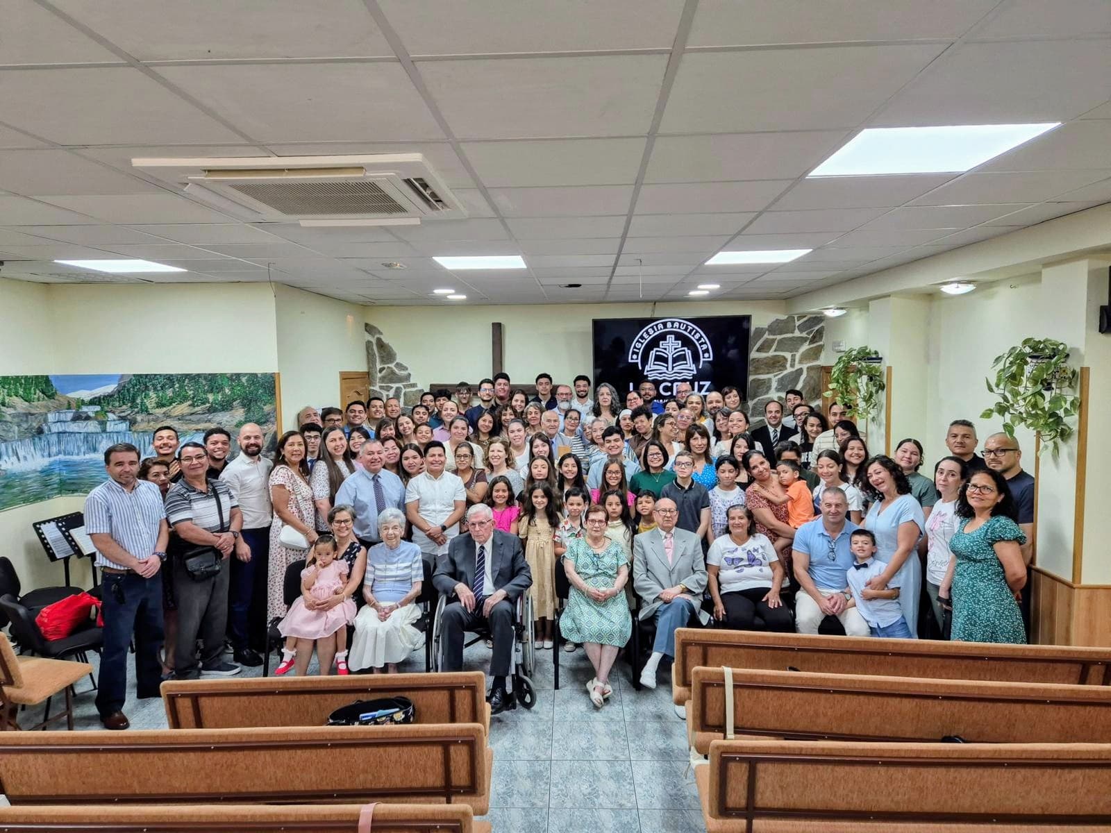 Congregación de Iglesia Bautista La Cruz reunida en el templo